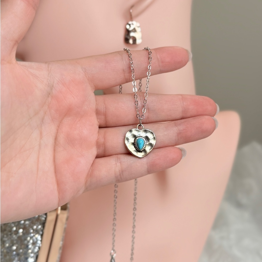 ⚜️ Silver Heart Pendant Necklace with Blue Accent - Picture 6 of 9
